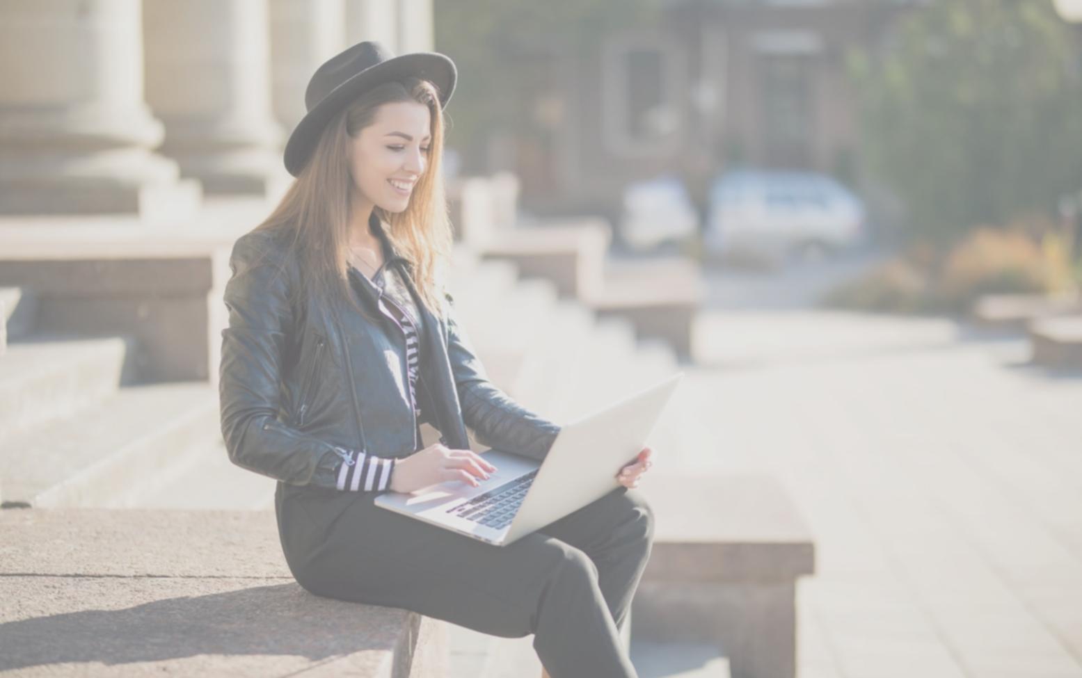 Espacio de trabajo creativo con herramientas financieras